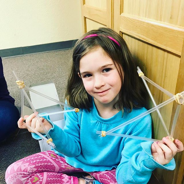 My little Engineer - building a bridge with straws and rubber bands.